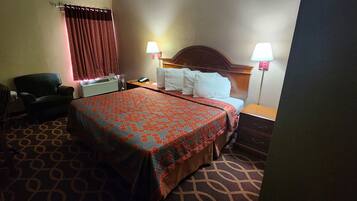 Yhden hengen perushuone | Työpöytä, silitysrauta/-lauta, internet, vuodevaatteet