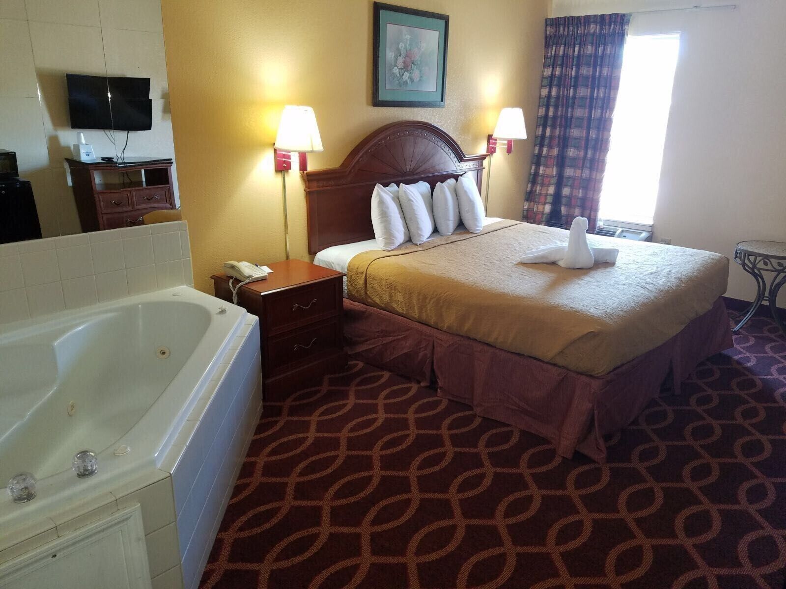 Standard Suite, 1 King Bed | Desk, iron/ironing board, Internet, bed sheets
