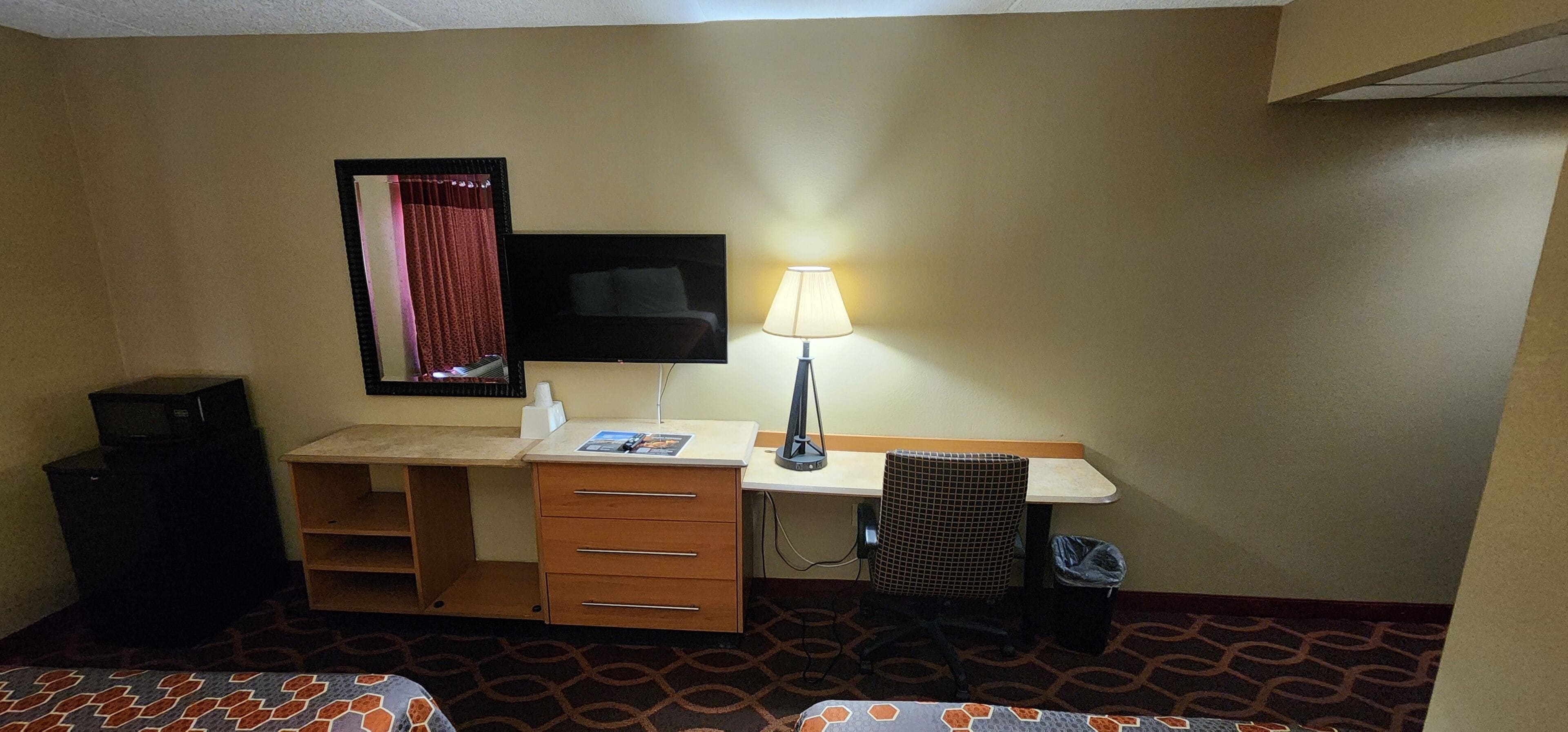 Quarto casal básico | Escrivaninha, ferros/tábuas de passar roupa