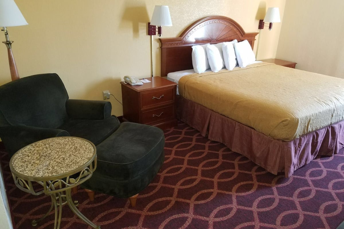 Desk, iron/ironing board, Internet, bed sheets