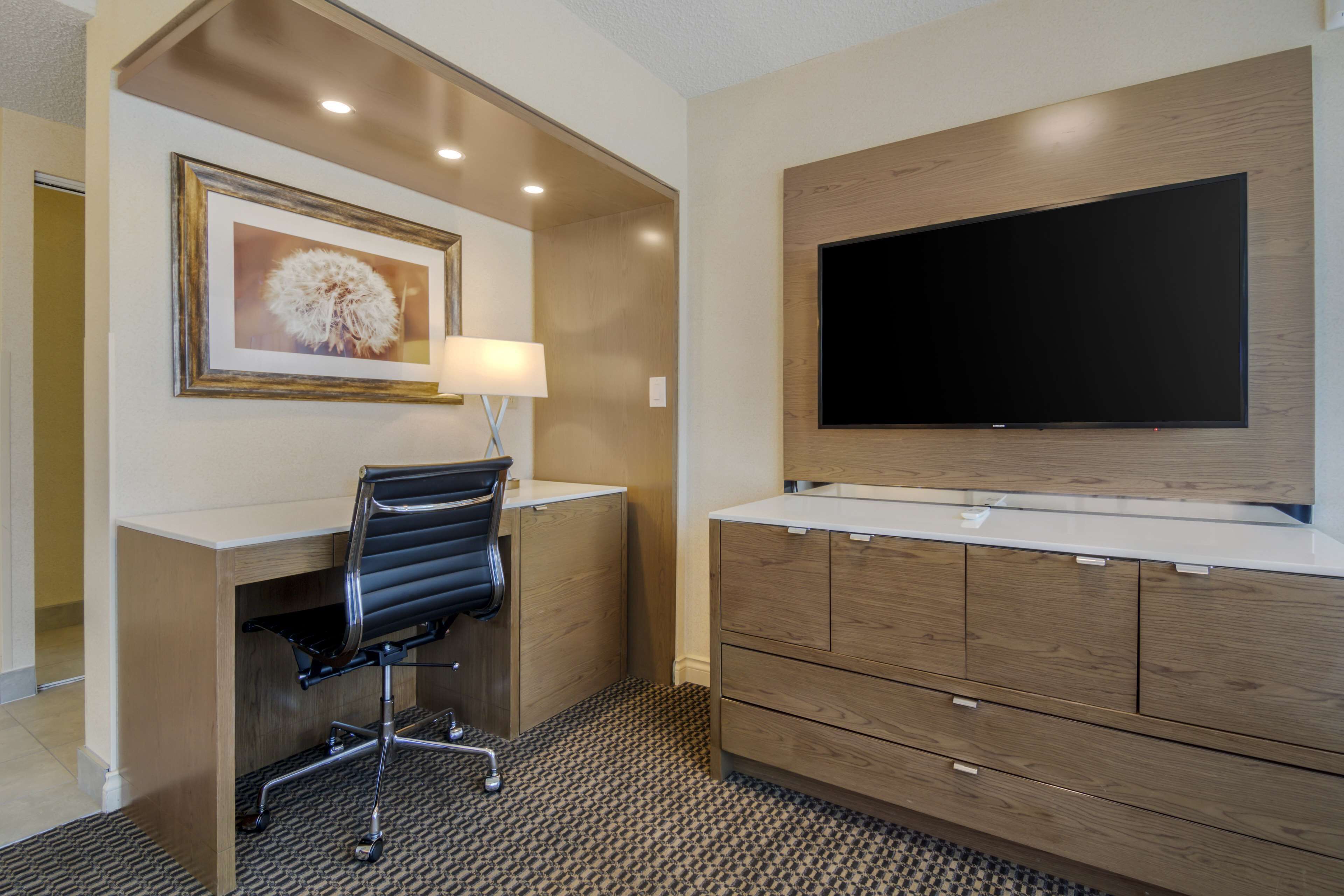 hypo-allergenic bedding, in-room safe, desk, laptop workspace