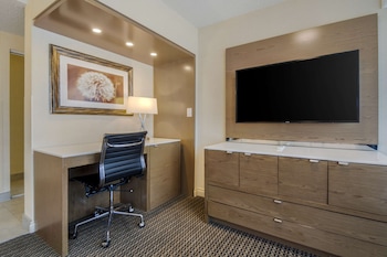 1 bedroom, hypo-allergenic bedding, in-room safe, desk at Best Western Premier Chateau Granville Hotel & Suites & Conf. Centre