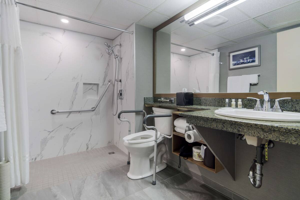 Ein modernes Badezimmer mit Dusche, Toilette und Waschbecken.