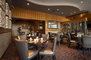 Se sirven desayunos, comidas, cenas y cocina americana 