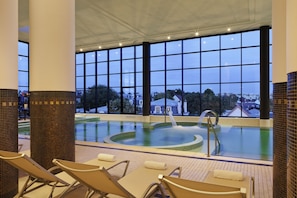 Piscine couverte, chaises longues