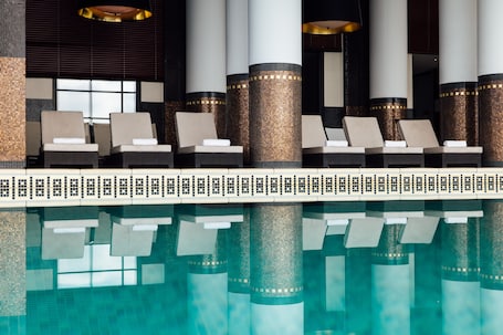 Alberca techada y camastros