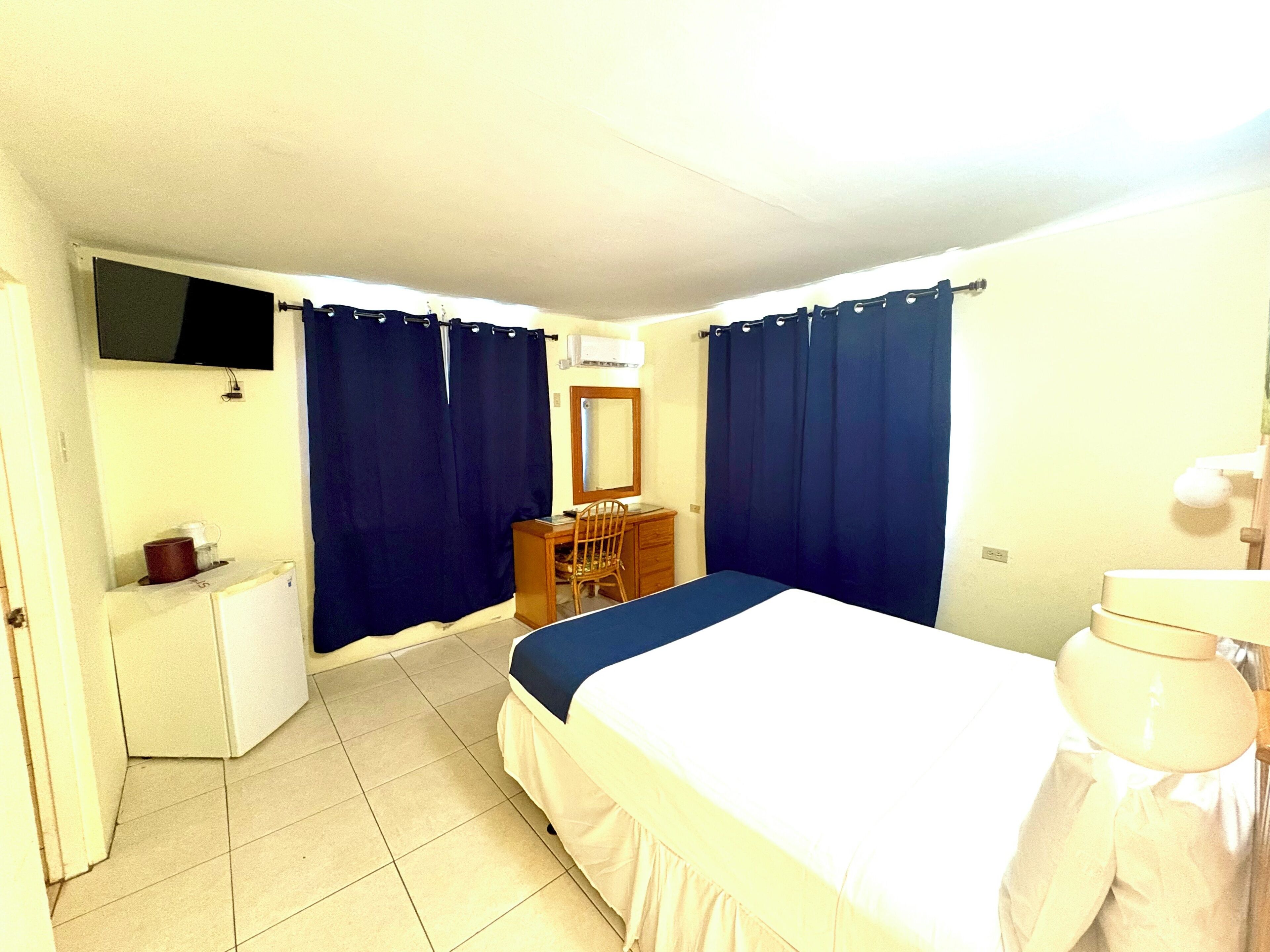 Habitación estándar, 1 cama de matrimonio, vistas al mar | Caja fuerte, escritorio, espacio para trabajar con un portátil