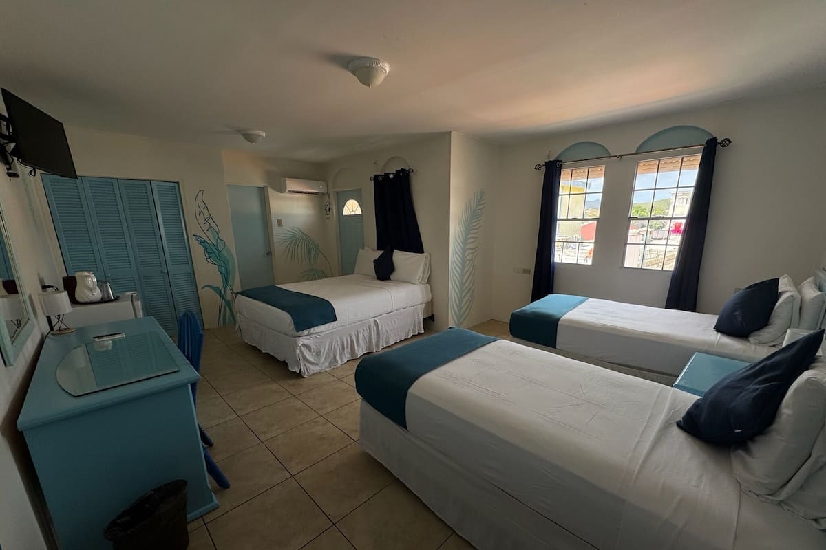 Caja de seguridad en la habitación y escritorio