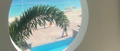 Plage, sable blanc, chaises longues, parasols