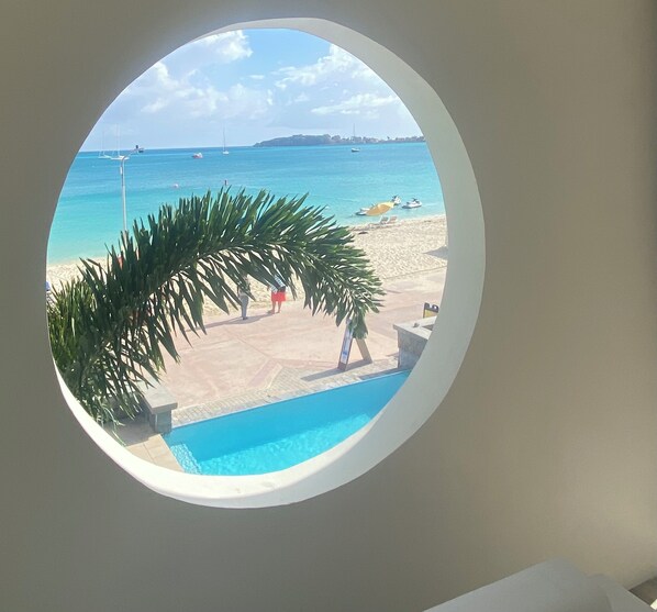 Plage, sable blanc, chaises longues, parasols