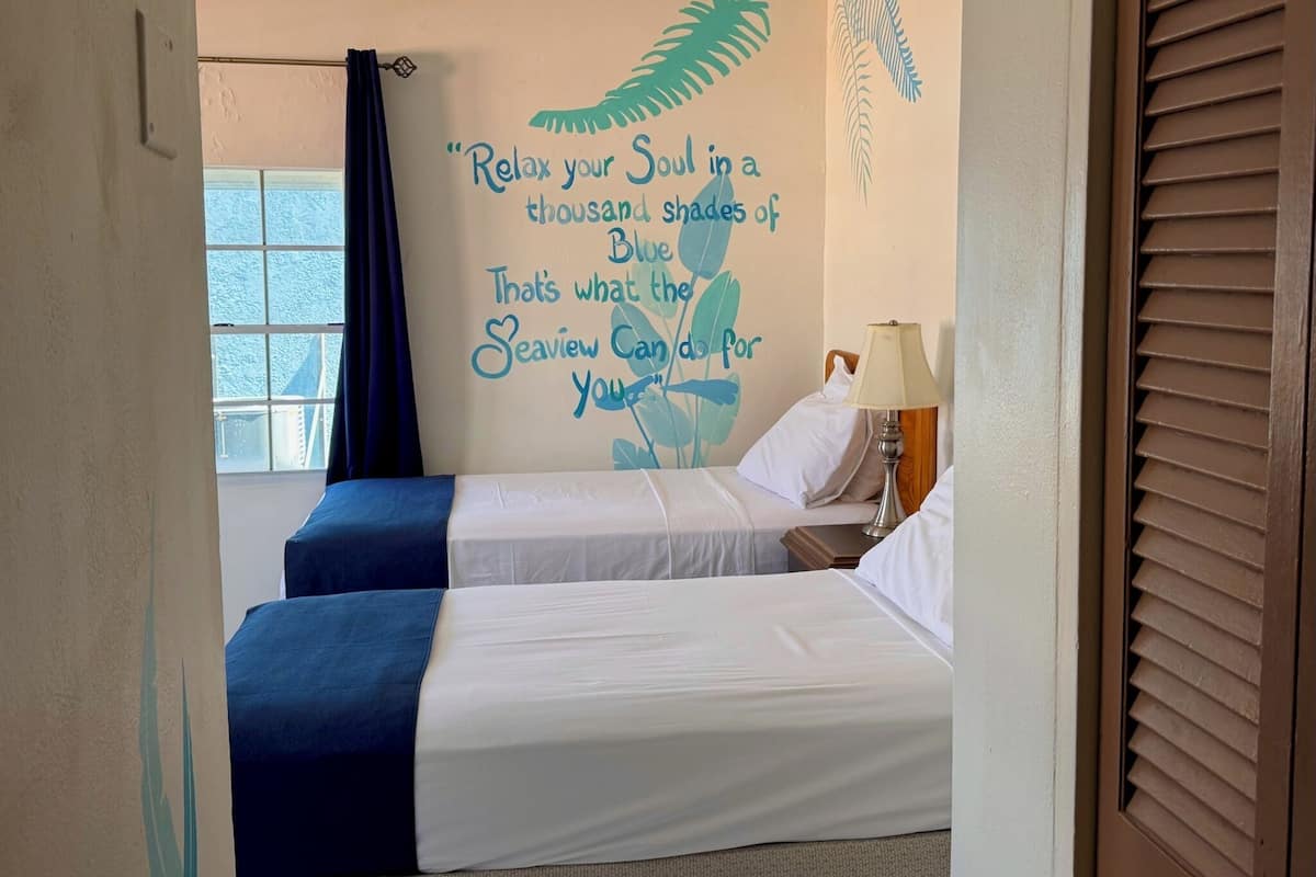 Caja de seguridad en la habitación y escritorio