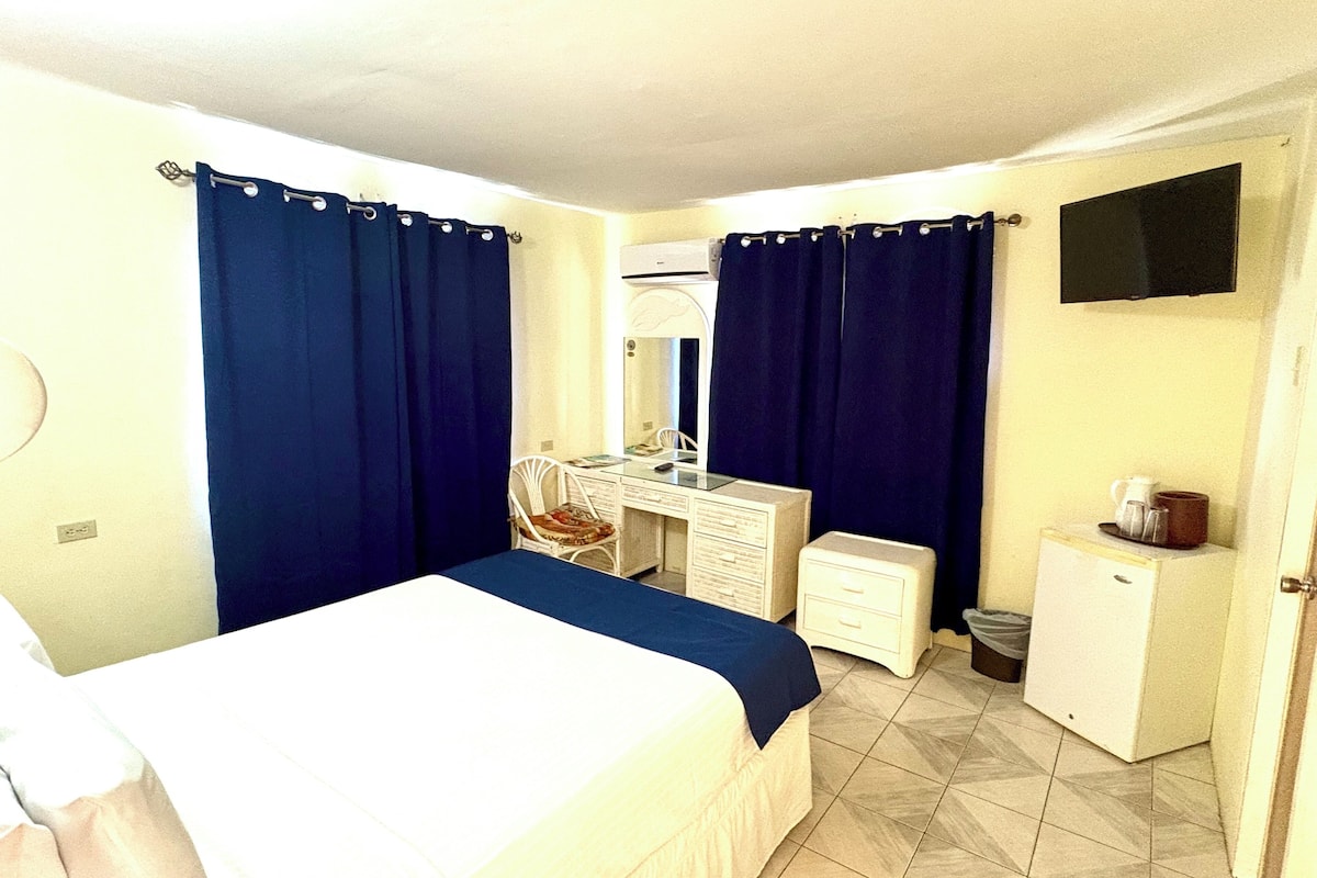 Habitación estándar, 1 cama de matrimonio, vistas al mar | Caja fuerte, escritorio, espacio para trabajar con un portátil