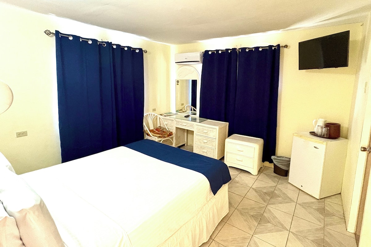 In-room safe, desk, laptop workspace, soundproofing