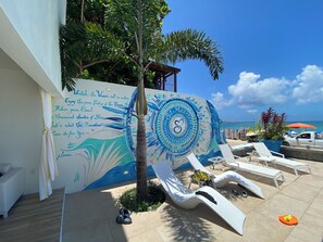 Outdoor pool, cabanas (surcharge), pool umbrellas
