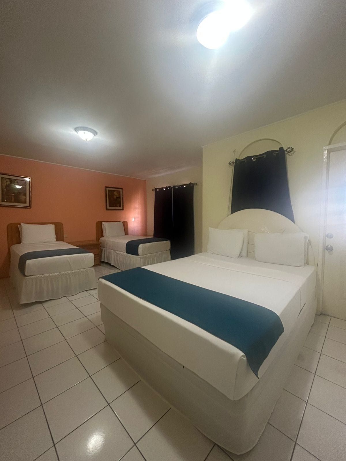 Habitación cuádruple | Caja fuerte, escritorio, espacio para trabajar con un portátil