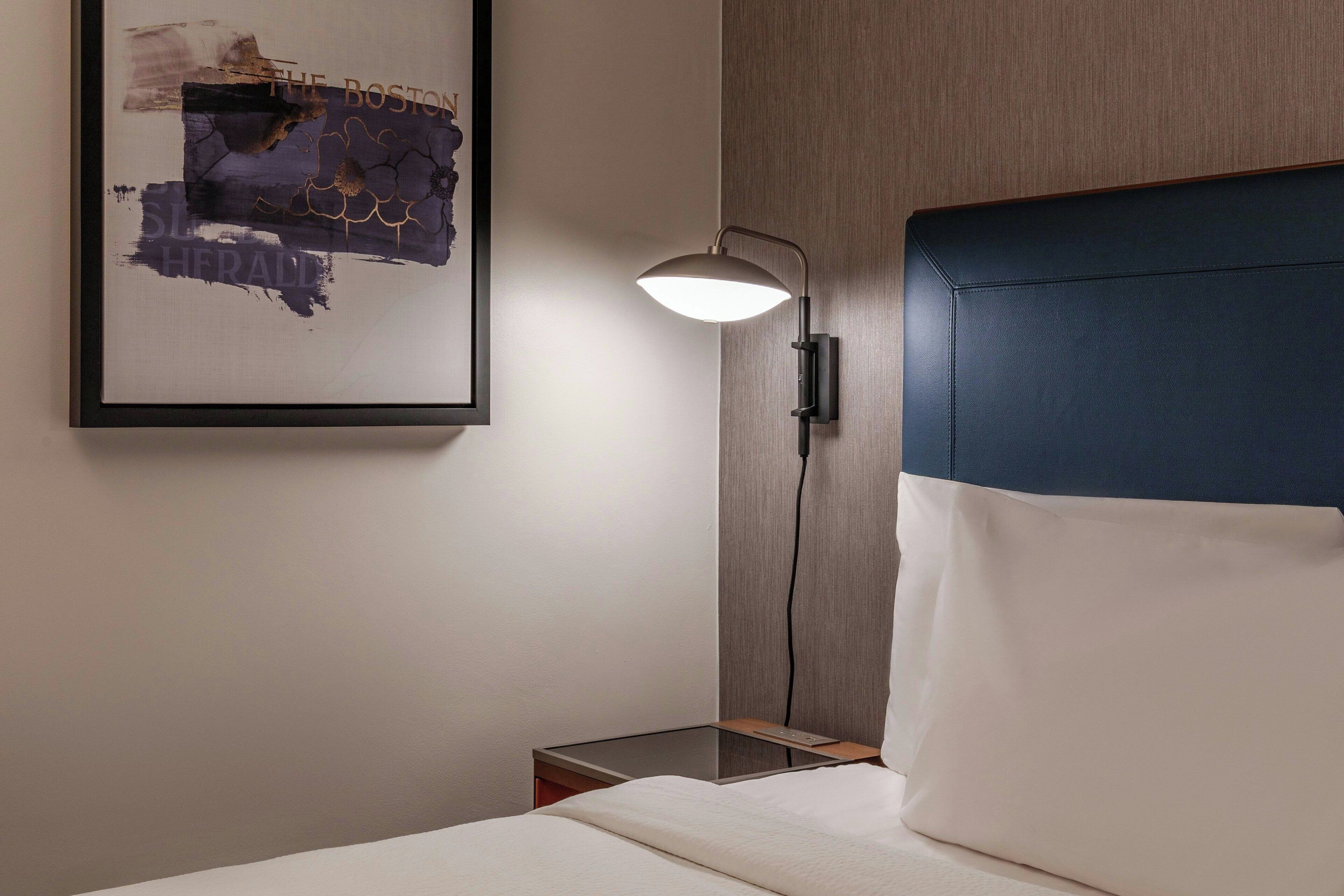 1 غرفة نوم وأغطية فراش متميزة وخزنة داخل الغرفة ومكتب