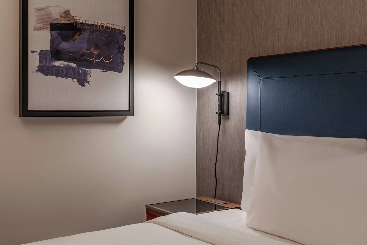 1 غرفة نوم وأغطية فراش متميزة وخزنة داخل الغرفة ومكتب