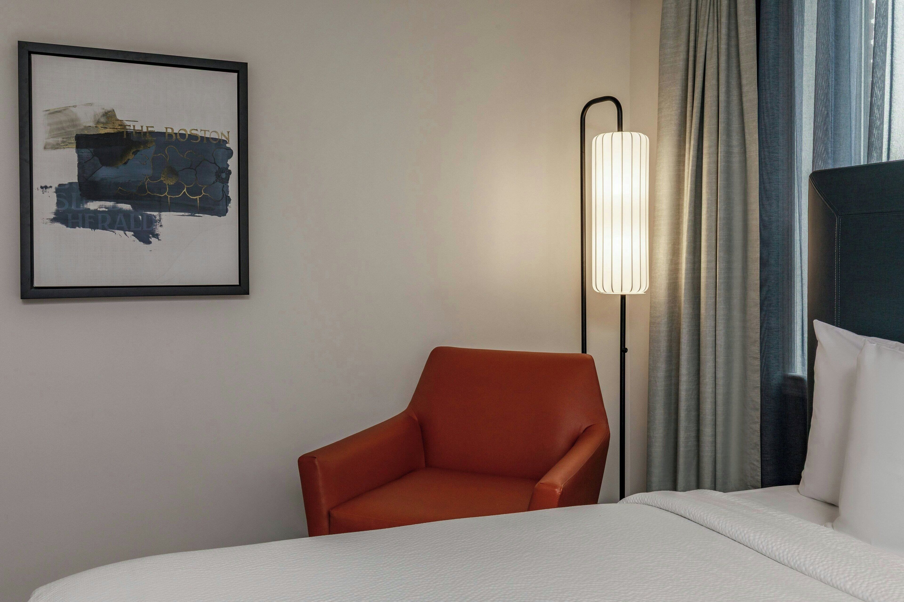 1 غرفة نوم وأغطية فراش متميزة وخزنة داخل الغرفة ومكتب