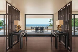 Suite, 2 chambres | Minibar, coffres-forts dans les chambres, ameublement personnalisé