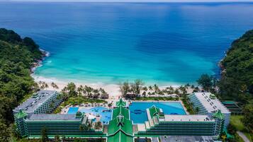En la playa, playa de arena blanca, camastros y sombrillas