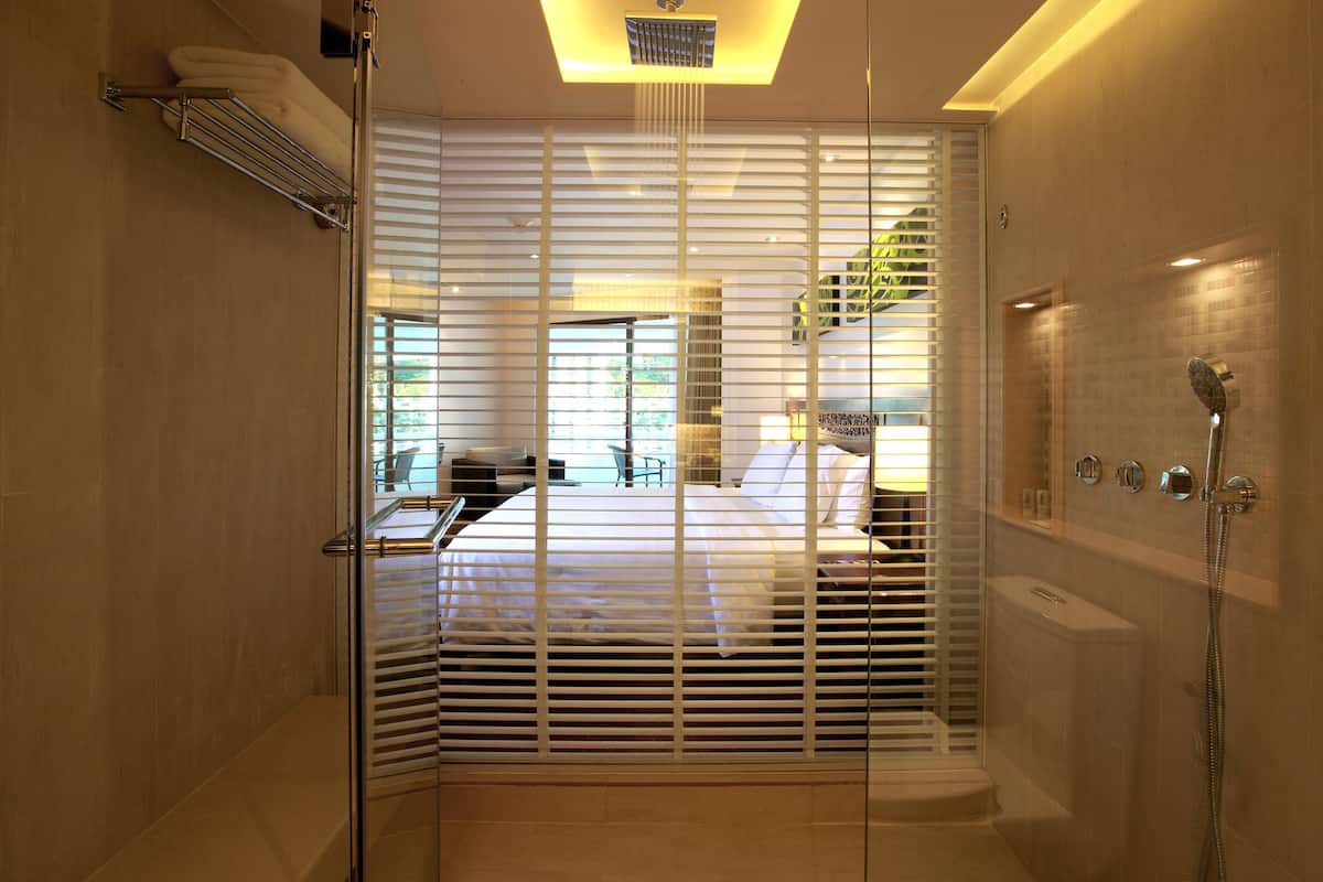 room, 1 king bed, non smoking, pool view | bathroom | free toiletries, hair dryer, bathrobes, slippers