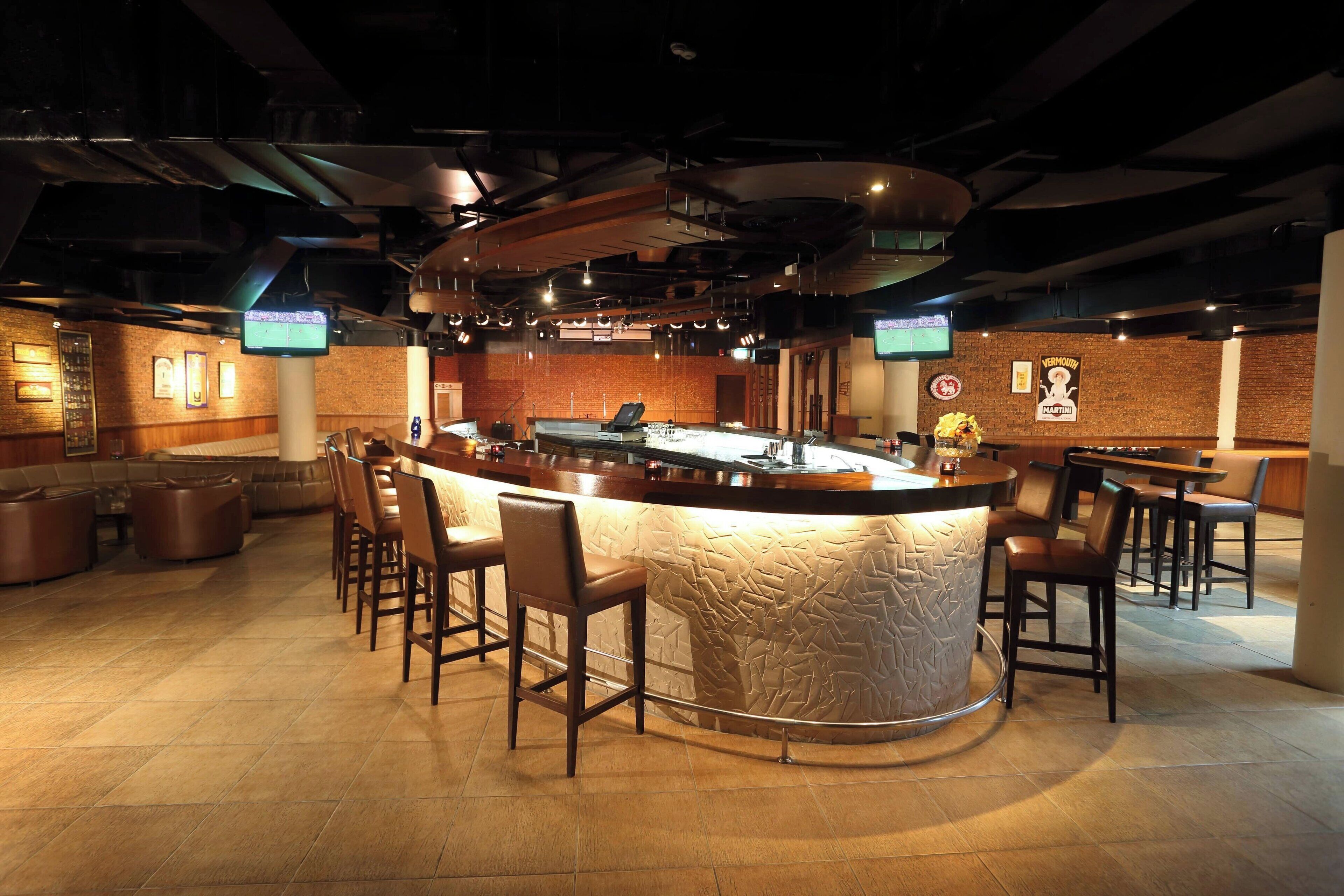 8 restaurants, breakfast, lunch, dinner served; italian cuisine