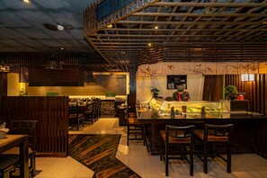 8 restaurants, breakfast, lunch, dinner served; Italian cuisine