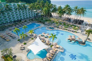 4 piscines extérieures, parasols de plage, chaises longues