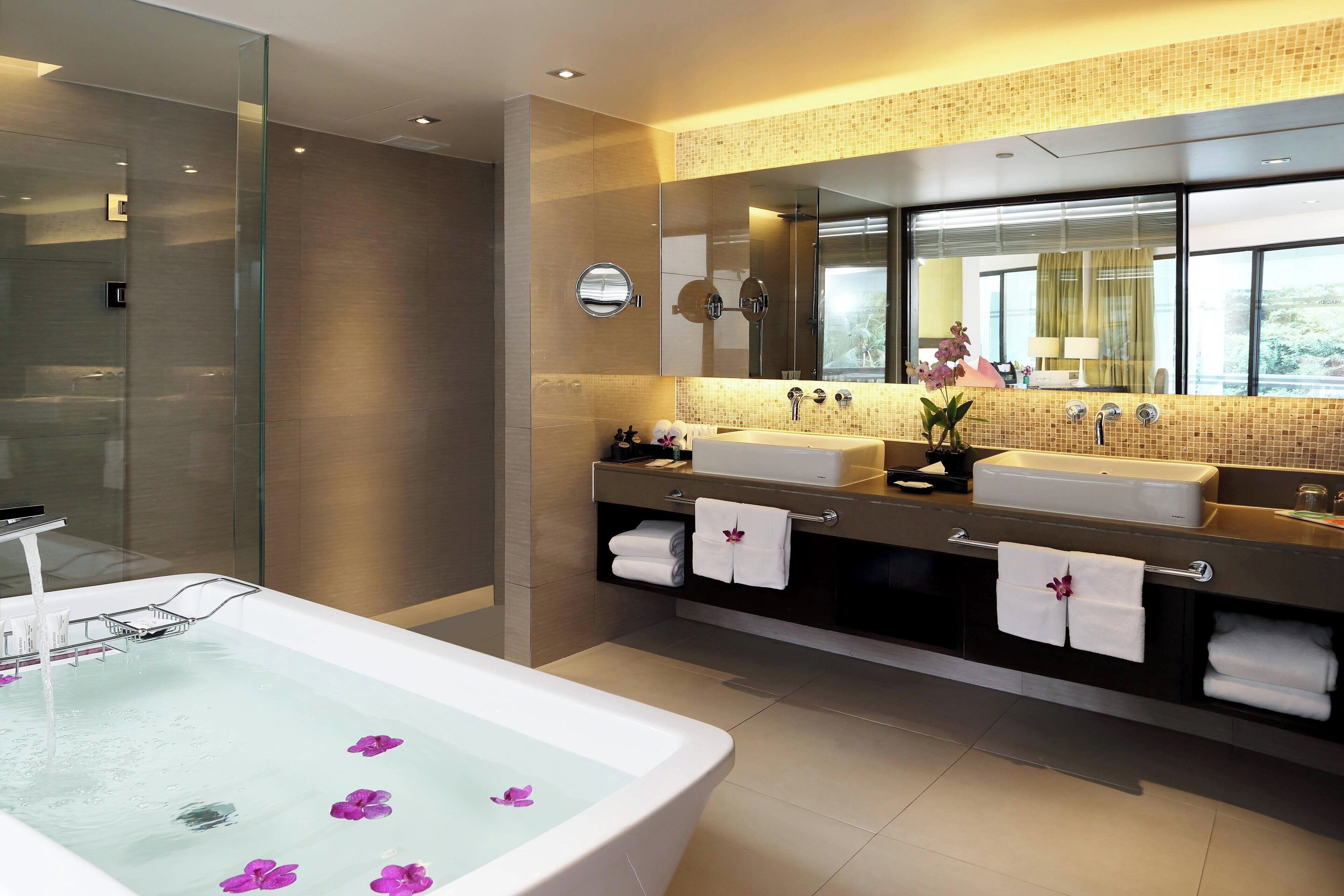 suite, 2 bedrooms, non smoking | bathroom | free toiletries, hair dryer, bathrobes, slippers