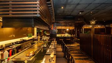 8 restaurants; breakfast, lunch and dinner served