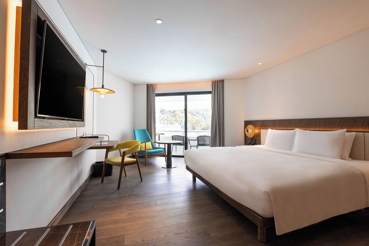 Premium Room, 1 King Bed, Pool View | Minibar, in-room safe, desk, laptop workspace