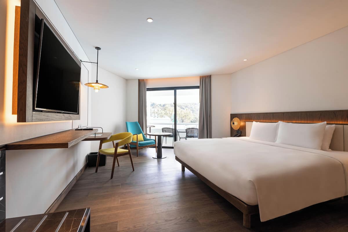 Habitación Premium, 1 cama King size, vista a la alberca | Minibar, caja de seguridad en la habitación y escritorio
