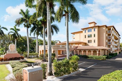 Inn of Naples, Tapestry Collection by Hilton