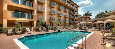 Hồ bơi ngoài trời, dù/ô trên bãi biển/hồ bơi, ghế dài tắm nắng