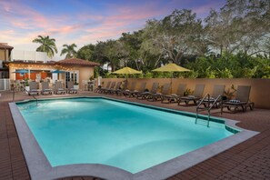 Outdoor pool, pool umbrellas, sun loungers - Inn of Naples, Tapestry Collection by Hilton (Naples)