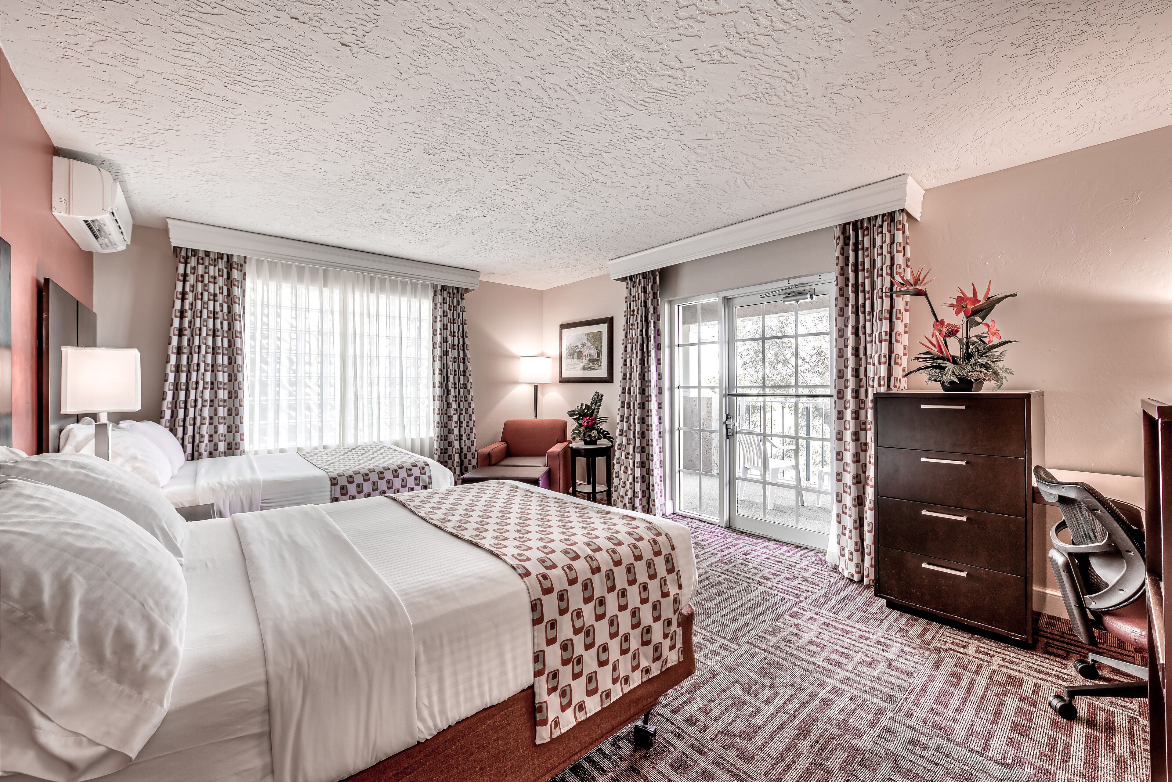 客房内保险箱、办公桌、笔记本电脑工作区、遮光窗帘