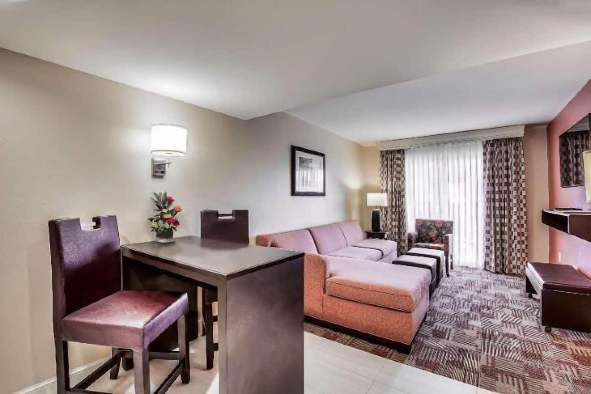 Living area | 40-inch flat-screen TV with cable channels, TV