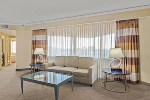 Zimmersafe, Schreibtisch, Verdunkelungsvorhänge, Bügeleisen/Bügelbrett