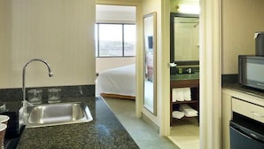 Coffee/tea maker, fridge, microwave - Harmony Suites Secaucus Meadowlands (Secaucus)