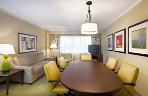 Kühlschrank, Mikrowelle, Wasserkocher mit Kaffee-/Teezubehör