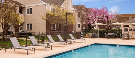 Een seizoensgebonden buitenzwembad