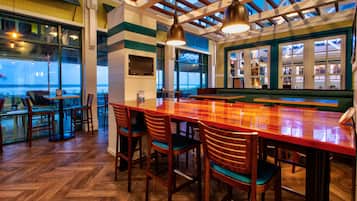 Se sirven desayunos, comidas y cocina americana con vista a la playa