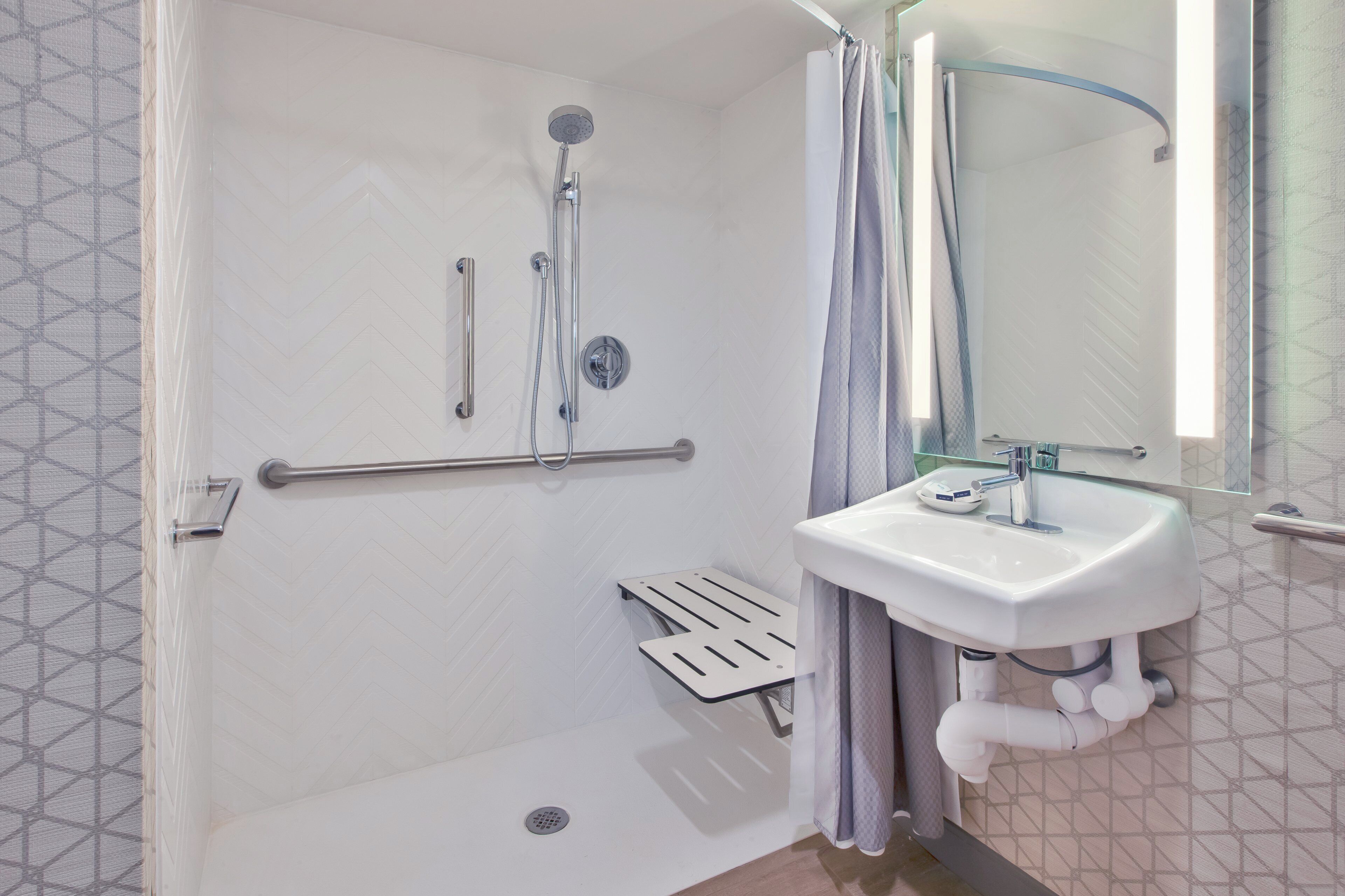 combined shower/bathtub, hair dryer, towels
