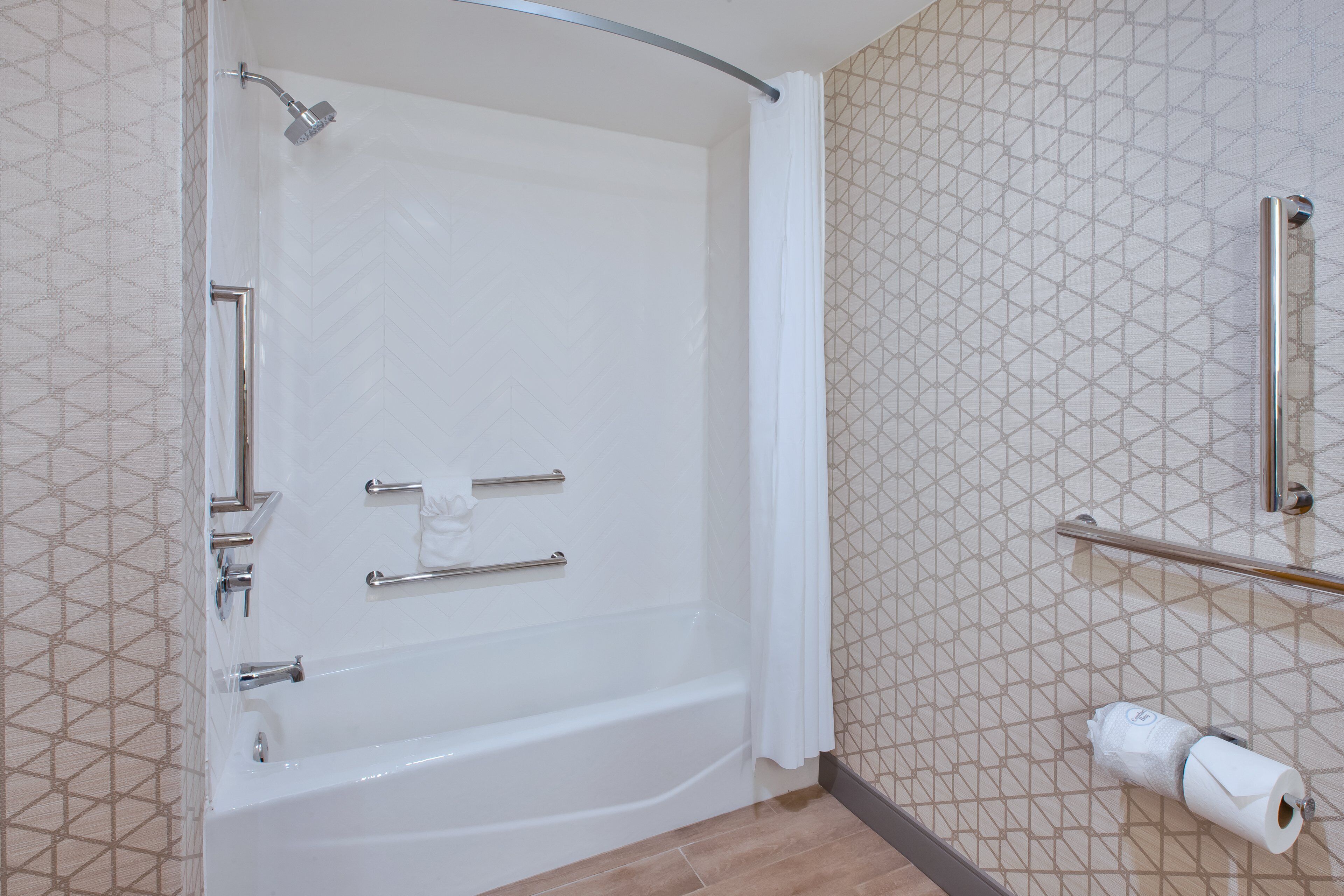 standard room, 1 king bed, accessible (comm, mobility, access tub) | bathroom | combined shower/bathtub, hair dryer, towels