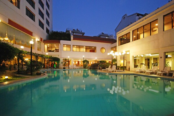 Una piscina al aire libre