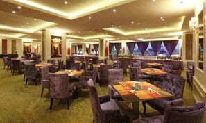 2 か所のレストラン、朝食に営業