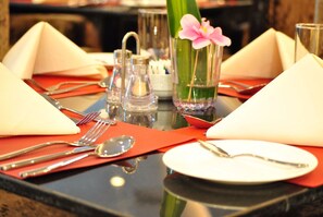 2 개의 레스토랑, 아침 식사 제공