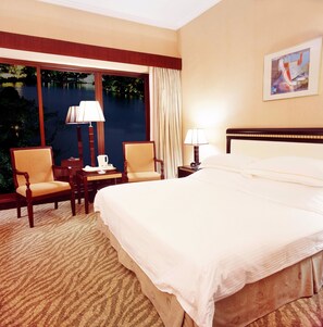 ミニバー、セーフティボックス (室内)、デスク、遮光カーテン