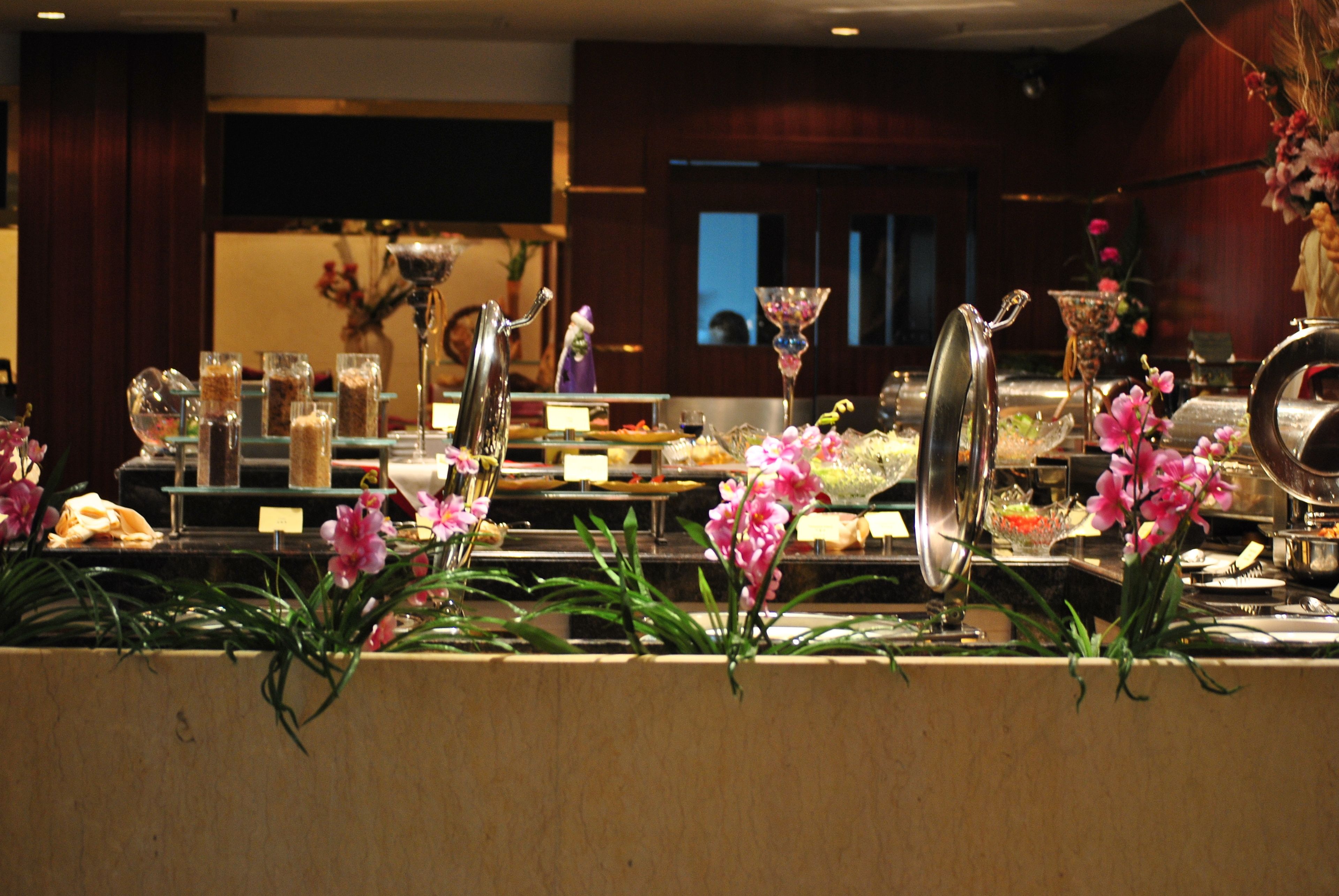 2 restaurants, breakfast served