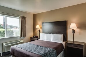 Standard Room, 1 Queen Bed, Non Smoking, Refrigerator & Microwave (Pet Friendly)